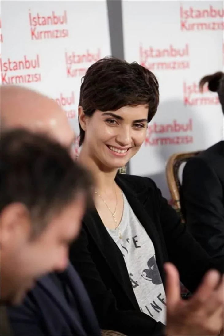 "Tuba Büyüküstün kamyon şoförü gibi yiyor"