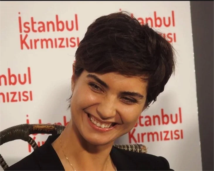 "Tuba Büyüküstün kamyon şoförü gibi yiyor"