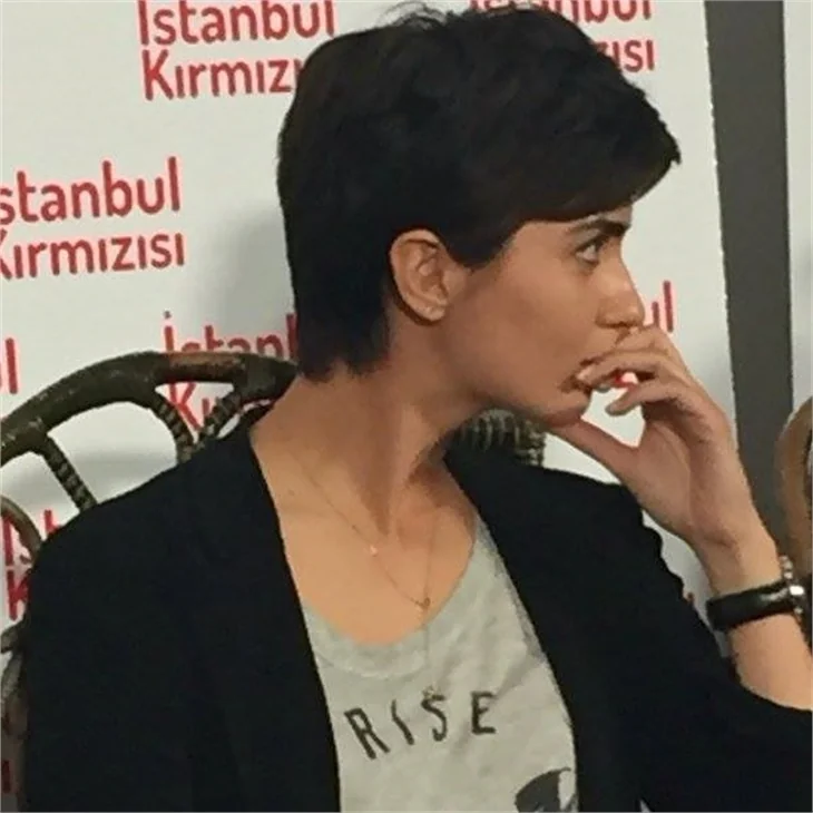 "Tuba Büyüküstün kamyon şoförü gibi yiyor"