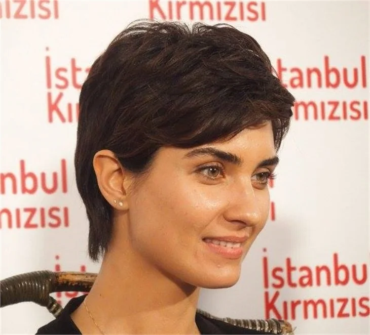 "Tuba Büyüküstün kamyon şoförü gibi yiyor"