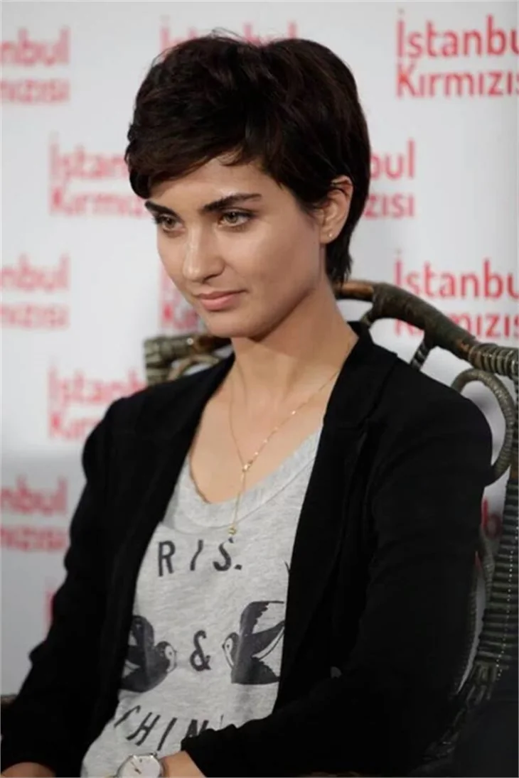 "Tuba Büyüküstün kamyon şoförü gibi yiyor"
