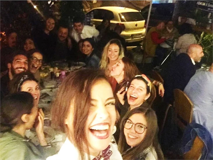 Güzel oyuncu doğum gününü kebapçıda kutladı
