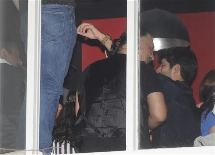 Burak Özçivit'ten Fahriye Evcen'i ağlatan doğum günü partisi