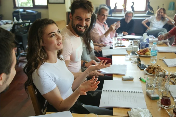 Burcu Özberk'in yeni dizisi belli oldu