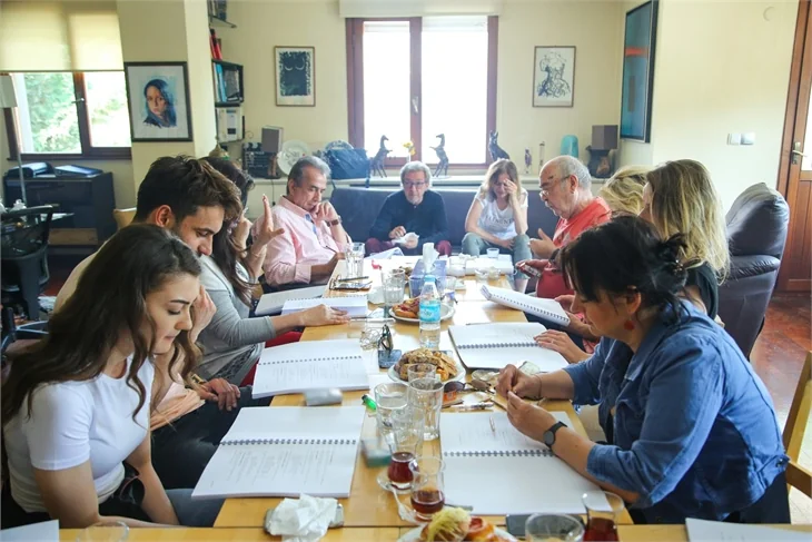 Burcu Özberk'in yeni dizisi belli oldu