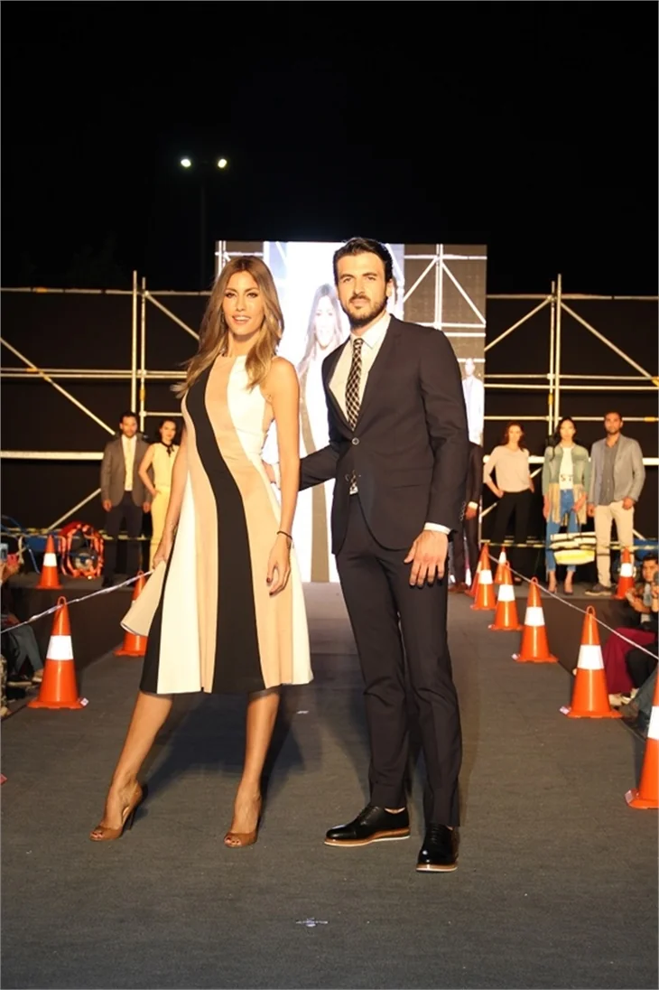 Gurur Aydoğan, Çağla Şıkel ve Özge Ulusoy'la podyumda