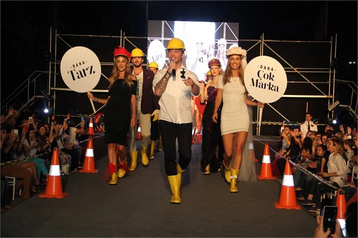 Gurur Aydoğan, Çağla Şıkel ve Özge Ulusoy'la podyumda