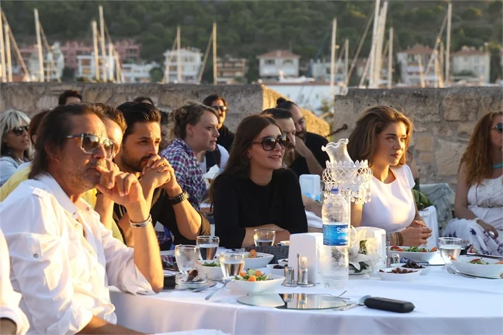 İlk bölümü Çeşme Kalesi'nde izlediler