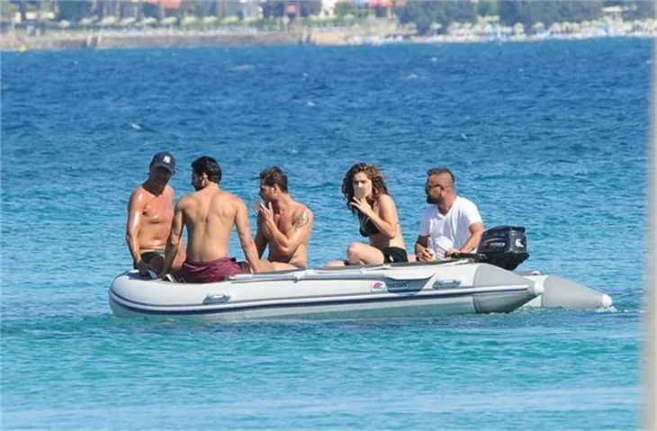 Öykü Çelik ile Hakan Meriçliler'in deniz keyfi