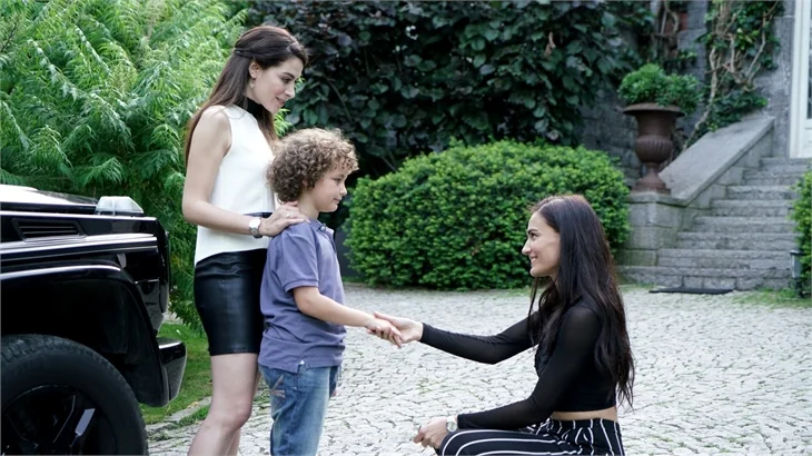 Kördüğüm 23. yeni bölümde Naz, Ali Nejat ile Eylül'ü evde basıyor