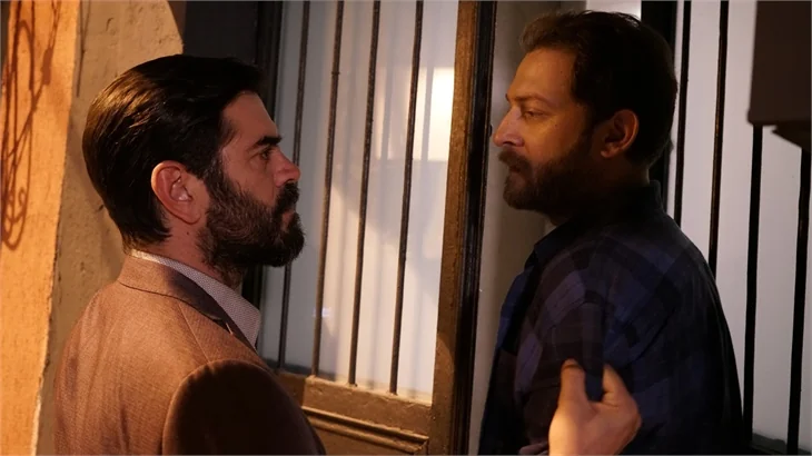 Kördüğüm 23. yeni bölümde Naz, Ali Nejat ile Eylül'ü evde basıyor