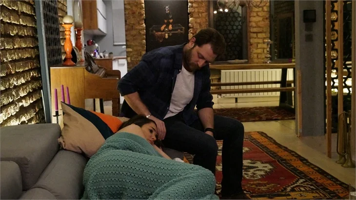 Kördüğüm 23. yeni bölümde Naz, Ali Nejat ile Eylül'ü evde basıyor