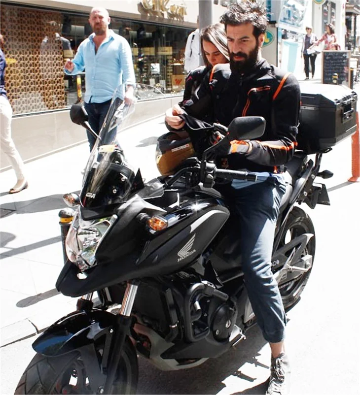 Hande Soral ile sevgilisinin motosiklet keyfi