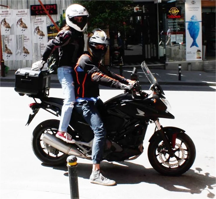 Hande Soral ile sevgilisinin motosiklet keyfi