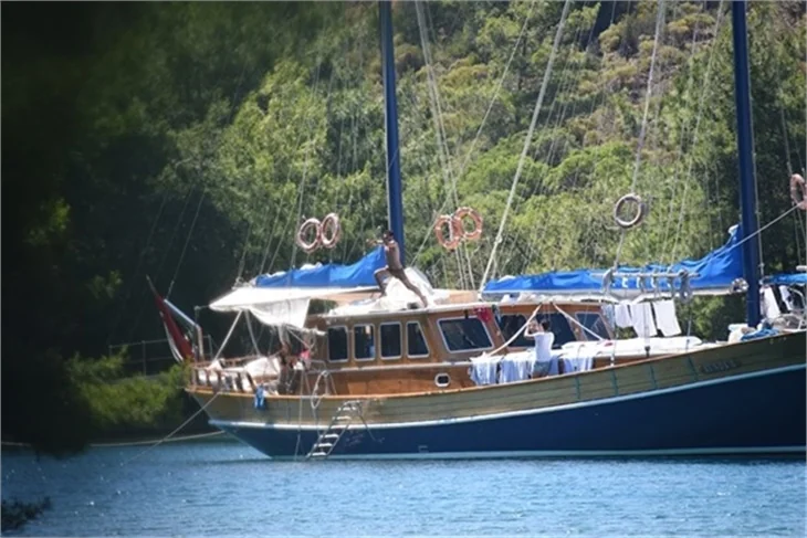 Balayındaki Sinem Kobal'dan şok hareket!
