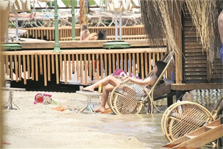 Demet Akalın tatil sezonunu açtı