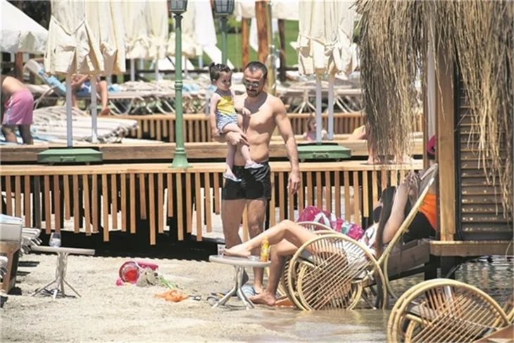 Demet Akalın tatil sezonunu açtı