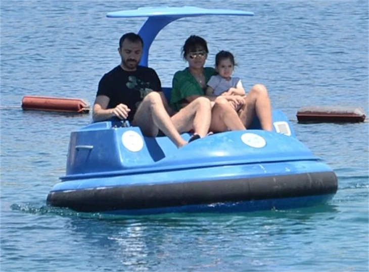 Demet Akalın tatil sezonunu açtı