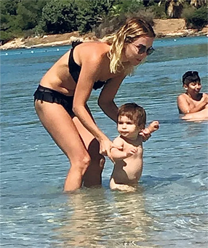 Ece Erken oğluyla tatilde