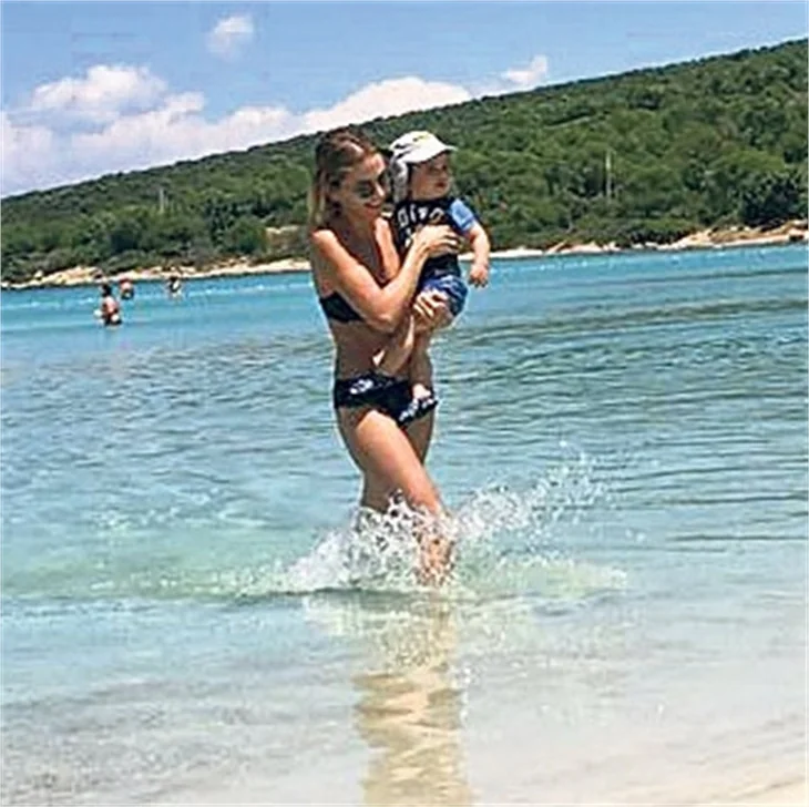 Ece Erken oğluyla tatilde