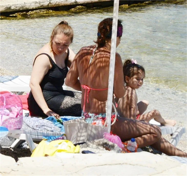 Demet Akalın, kızı Hira ile halk plajına gitti