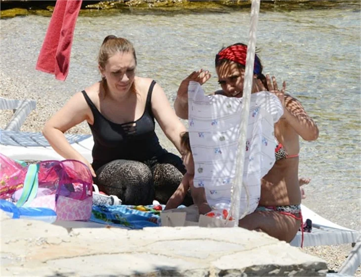 Demet Akalın, kızı Hira ile halk plajına gitti