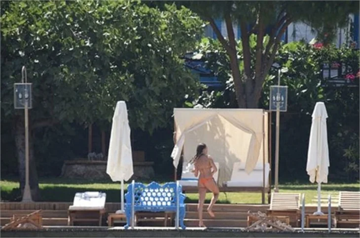 Serenay Sarıkaya bikinili yakalandı