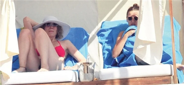 Serenay Sarıkaya bikinili yakalandı