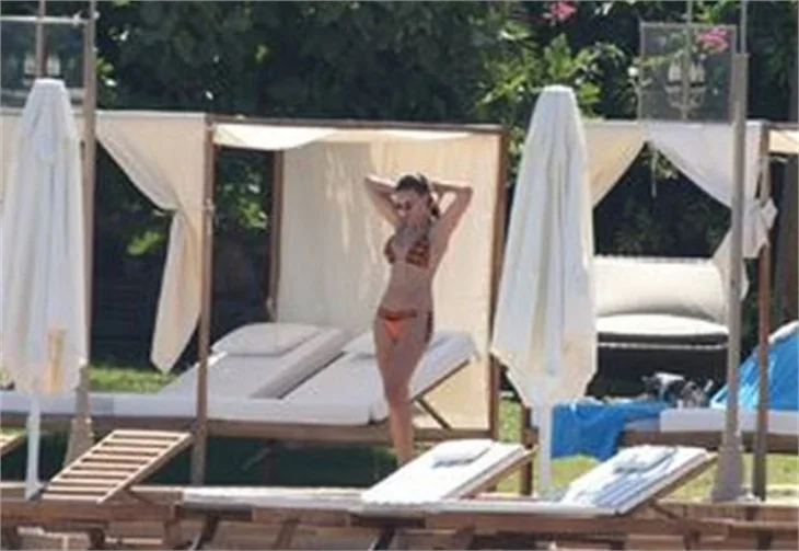 Serenay Sarıkaya bikinili yakalandı