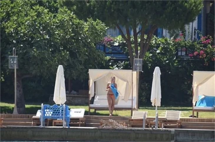 Serenay Sarıkaya bikinili yakalandı