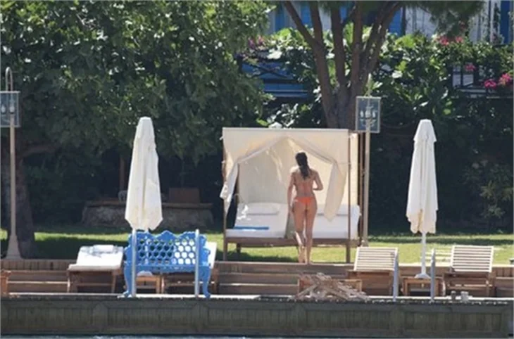 Serenay Sarıkaya bikinili yakalandı