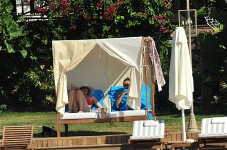 Serenay Sarıkaya bikinili yakalandı