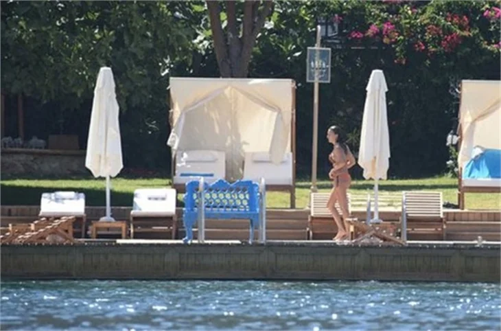 Serenay Sarıkaya bikinili yakalandı