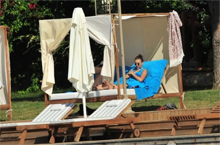 Serenay Sarıkaya bikinili yakalandı