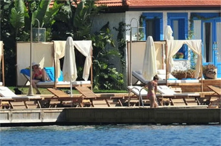 Serenay Sarıkaya bikinili yakalandı