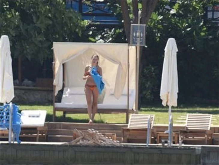Serenay Sarıkaya bikinili yakalandı