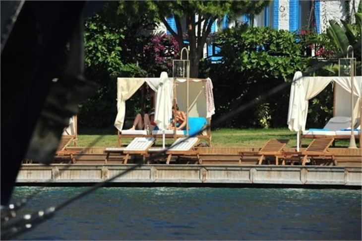 Serenay Sarıkaya bikinili yakalandı