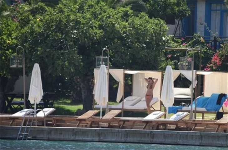 Serenay Sarıkaya bikinili yakalandı