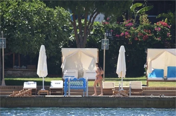 Serenay Sarıkaya bikinili yakalandı