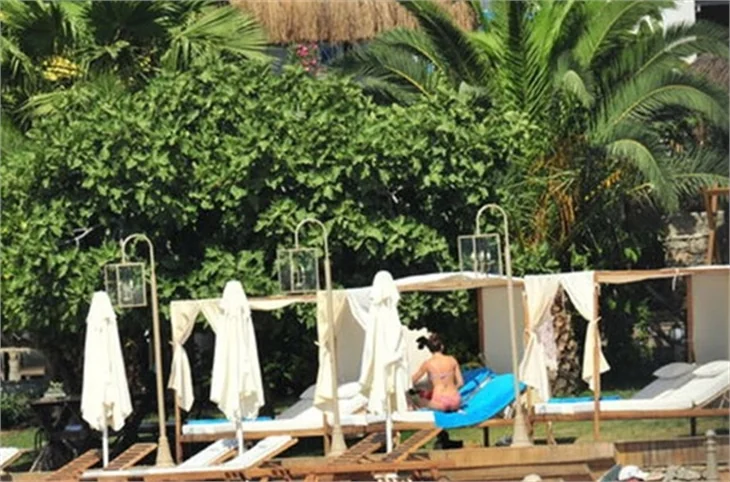 Serenay Sarıkaya bikinili yakalandı