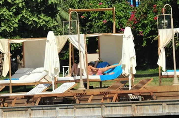Serenay Sarıkaya bikinili yakalandı
