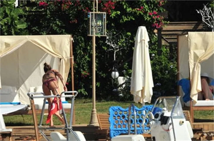 Serenay Sarıkaya bikinili yakalandı