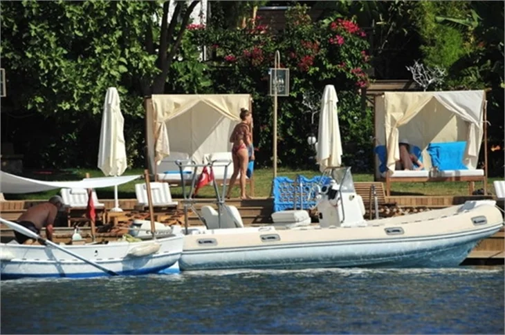 Serenay Sarıkaya bikinili yakalandı