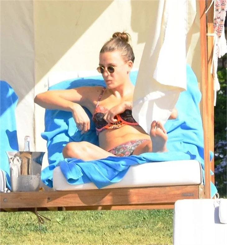 Serenay Sarıkaya bikinili yakalandı