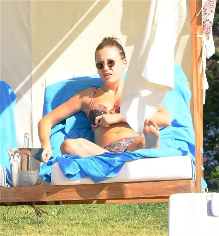 Serenay Sarıkaya bikinili yakalandı