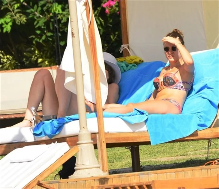 Serenay Sarıkaya bikinili yakalandı
