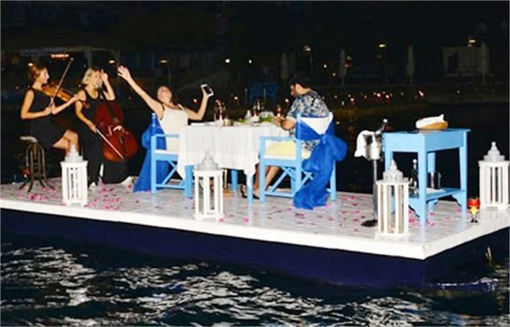 Evlilik yıldönümlerini denizin ortasında kutladılar