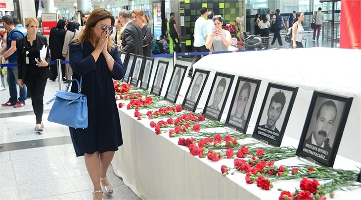 Sibel Can Atatürk Havalimanı'nda gözyaşlarını tutamadı