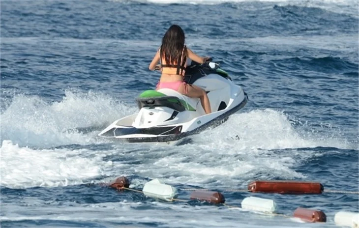 Güzel oyuncudan Jet-ski şov!