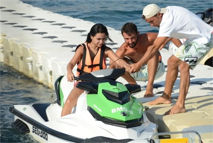 Güzel oyuncudan Jet-ski şov!